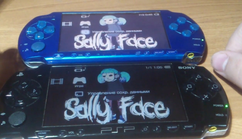 Сверху PSP 3000, снизу PSP 2000