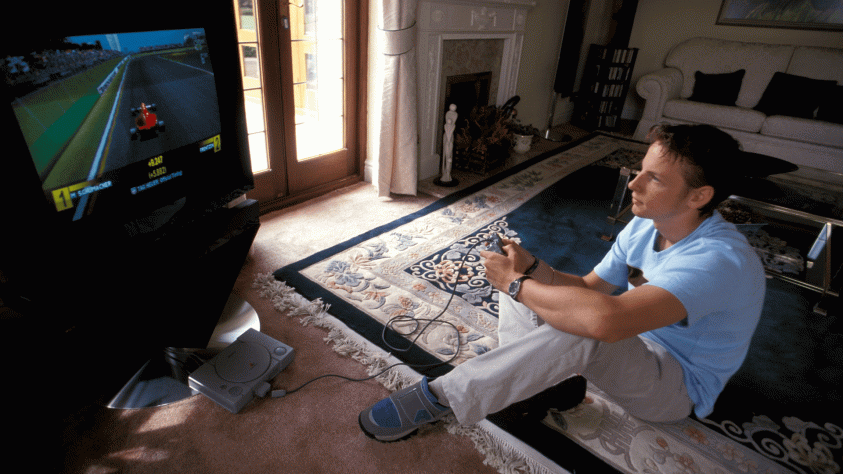 Будущий чемпион Формулы-1 Дженсон Баттон практикуется на PlayStation