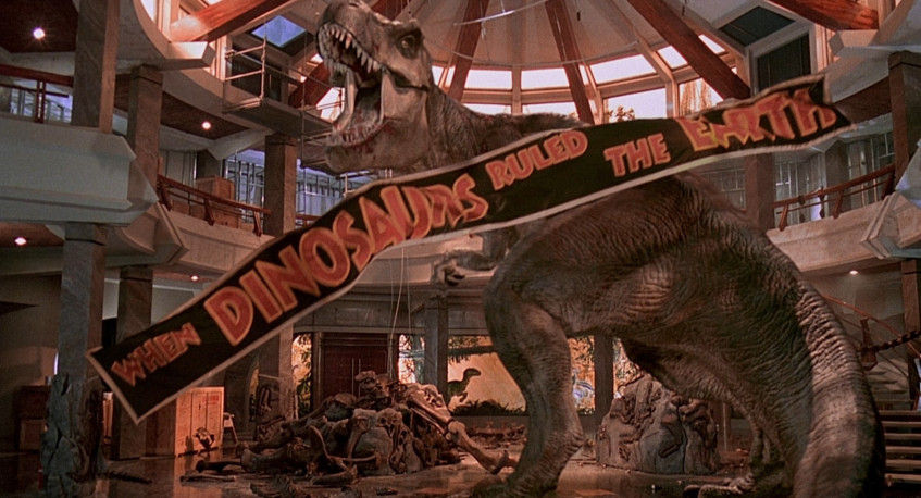 Тираннозавр просто внезапно материализуется посреди здания гостевого центра, хотя до&amp;nbsp;этого его шаги были слышны за&amp;nbsp;километры. Да&amp;nbsp;и&amp;nbsp;входа такого размера тут тоже не&amp;nbsp;было…