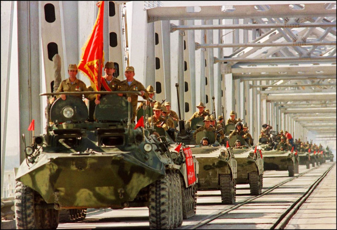 Современным шутерам piss-filter навязала сама жизнь, а&amp;nbsp;точнее геополитика. На&amp;nbsp;фото слева направо: Вывод советских войск из&amp;nbsp;Афганистана 1988&amp;nbsp;г., Война в&amp;nbsp;Персидском заливе 1991&amp;nbsp;г., Штурм Грозного 1995&amp;nbsp;г. и&amp;nbsp;руины Сектора Газа.