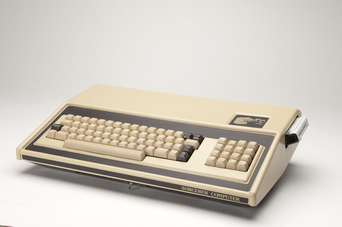 25 компьютер. Exidy Sorcerer 1978. Микрокомпьютер Exidy Sorcerer. Микрокомпьютер модели Exidy Sorcerer. Микрокомпьютер модели Exidy Sorcerer, выпущенный в 1978..