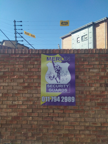 Реалии ЮАР: жилые дома — за забором с проволокой под напряжением…