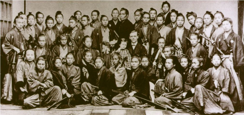 Военно-полицейский отряд появился в 1863 году как ответ на политические события в Японии. Члены Шинсенгуми подчинялись сёгуну, охраняли покой людей в Киото и противостояли восстановлению императорской династии.