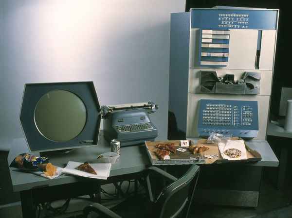 PDP-1 (Programmed Data Processor-1) - на нём и запускали “Spacewar!”. Время идёт, а засранность рабочих столов не меняется.