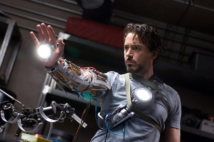 В фильмах Тони использует репульсоры и как оружие, стреляя направленной энергией в противников, и как устройство для полетов. Хотя изначально он убеждает Пеппер, что это всего лишь &quot;авиастабилизаторы&quot;