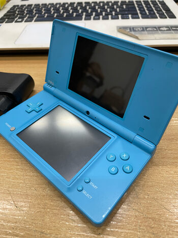 Nintendo DSi. Видите отличия от DS Lite? И я не вижу. А они есть. Просто ракурс такой.
