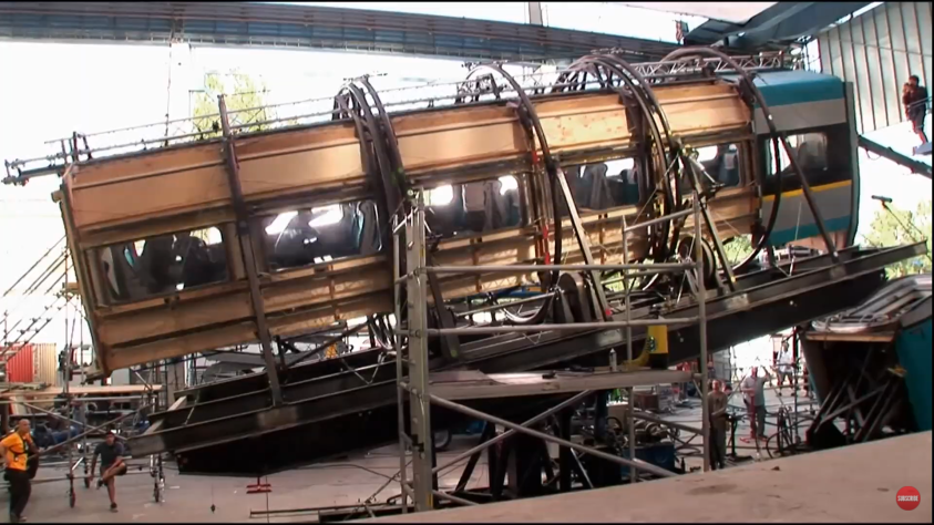 Сцена с крушением поезда снималась уже на конструкции, которая поворачивалась на 360 градусов