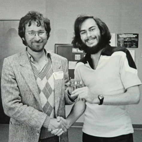 Стивен Спилберг (слева) и&amp;nbsp;разработчик «E.T.» Говард Уоршоу (справа)