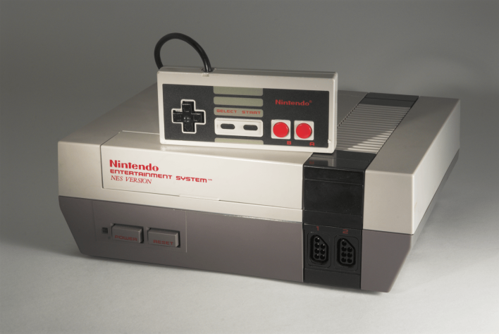 Итоговый вариант дизайна и названия игровой приставки от Nintendo - &quot;Nintendo Entertainment System (NES)&quot;