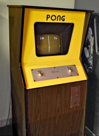 Классический аркадный автомат с&amp;nbsp;«Pong»
