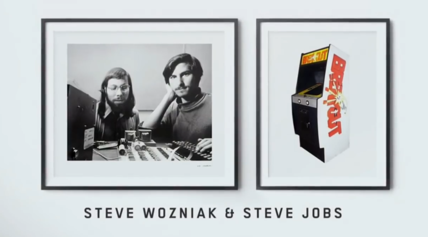 Молодые Стив Джобс и&amp;nbsp;Стив Возняк и&amp;nbsp;их&amp;nbsp;аркадный автомат с&amp;nbsp;«Breakout»