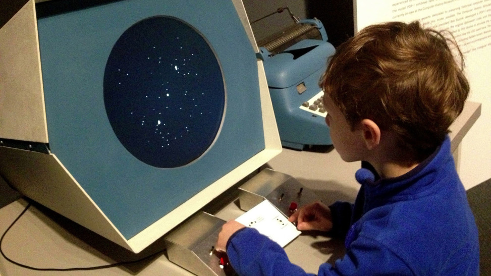 На&nbsp;фото представлен первый в&nbsp;мире компьютер с&nbsp;электронным дисплеем&nbsp;— PDP1, на&nbsp;котором малец играет в&nbsp;«Spacewar!»