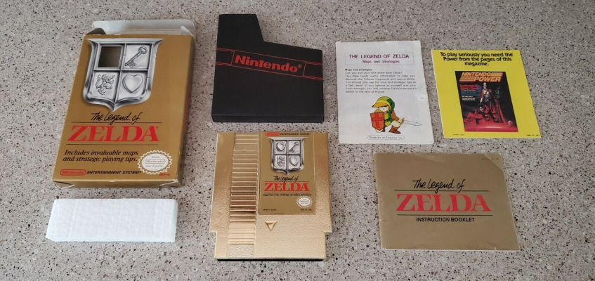 Видимо, чтобы сгладить высокую цену за «Зельду», Nintendo сделала уникальный картридж золотого цвета и положила в комплект особое руководство, где можно лично зарисовывать карту игрового мира.