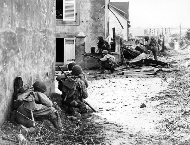 2-я Пехотная Дивизия идёт в атаку под пулеметным огнём. Брест, Франция, 1944.