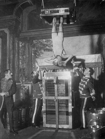 Гудини выбирается из пыточной камеры, 1913.