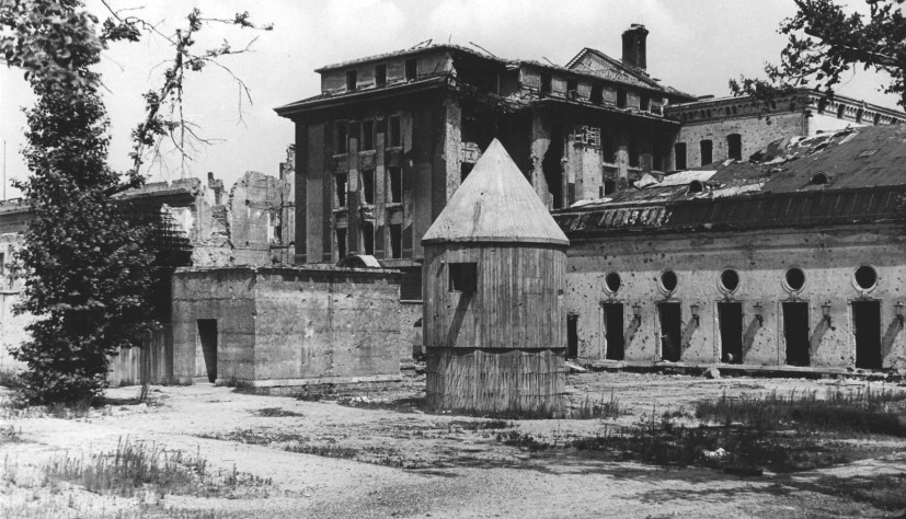 Выход из бункера Гитлера во двор Рейхканцелярии.