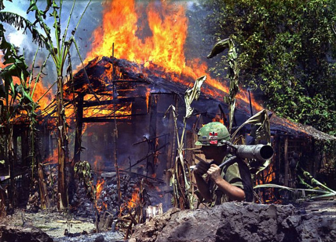 Сожженный&amp;nbsp;лагерь Вьетконга около Тхо, Вьетнам 5 апреля 1968 года. На переднем плане рядовой первого класса Рэймонд Румпа, Сент-Пол, штат Миннесота &amp;nbsp;(Министерство обороны США).