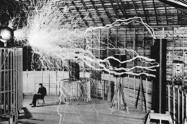 Никола Тесла за работой, около 1900г.