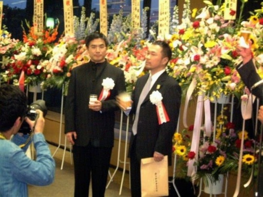 Кентаро Миура (слева) и Такехико Иноуэ на вручении &quot;Культурной премии Осаму Тэдзуки&quot;, 2002 год.