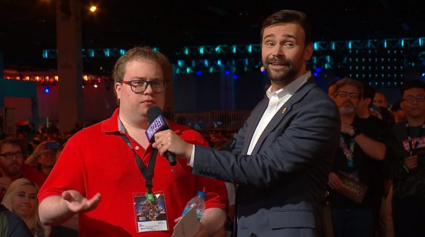 &quot;Парень в красной рубашке&quot;. Известнейший интервьюер Blizzard, который каждый год задаёт разработчикам какой-нибудь каверзный вопрос.