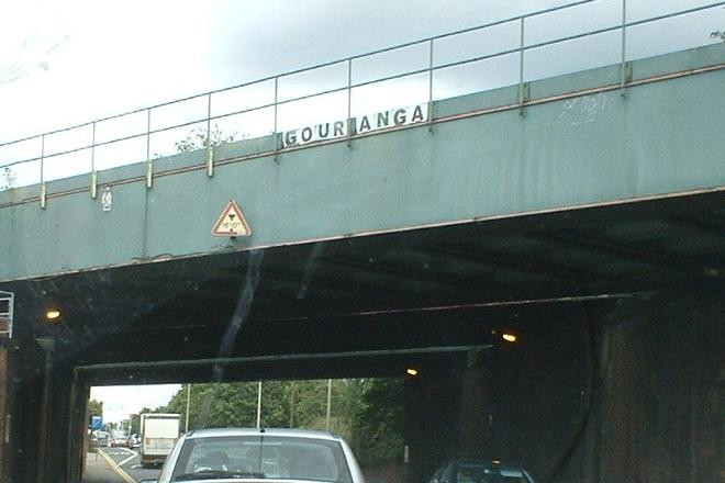 Gouranga на железнодорожном мосту в Лестере.