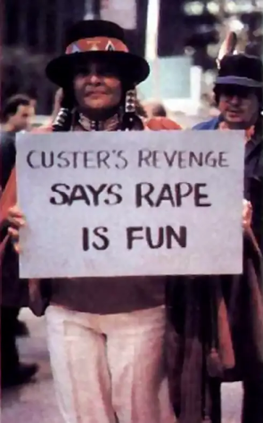 Протест у отеля Hilton. Надпись на плакате: «Custer’s Revenge говорит, что изнасилование — это весело». Источник: Photo:&amp;nbsp;Perry Greenberg / Video Games / Atari Compendium.