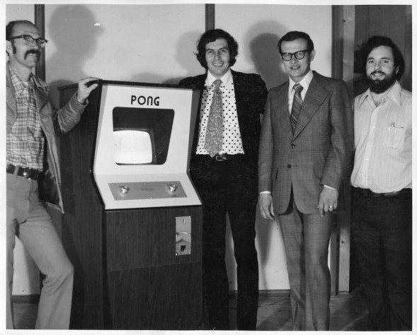 Pong и его создатели&amp;nbsp;с лева на право: Т. Дабни, Н. Бушнел, Ф. Маринсик и А. Алкорн (1972)