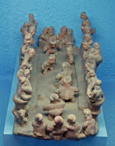 Древняя скульптура, посвящённая данной игре. Найдена в западной части современной Мексики.