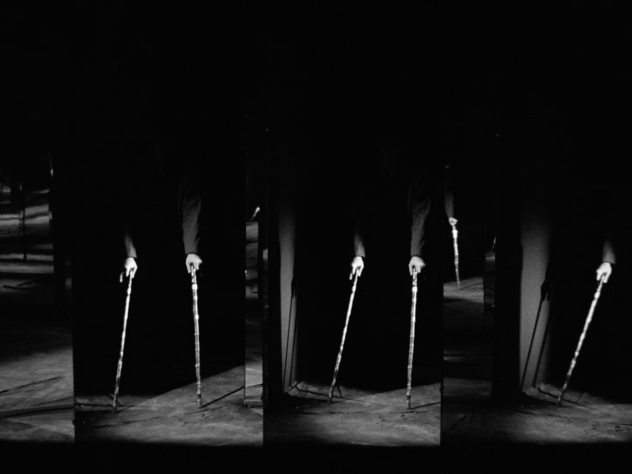 Другой герой фильма передвигается с помощью костылей, и в кульминации Уэллс расставляет свет так, чтобы те оказывались в кадре раньше их обладателя — так появление становится эффектнее.