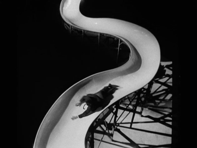Сюрреалистичная сцена в цирке дополнительно символизирует падение главного героя.