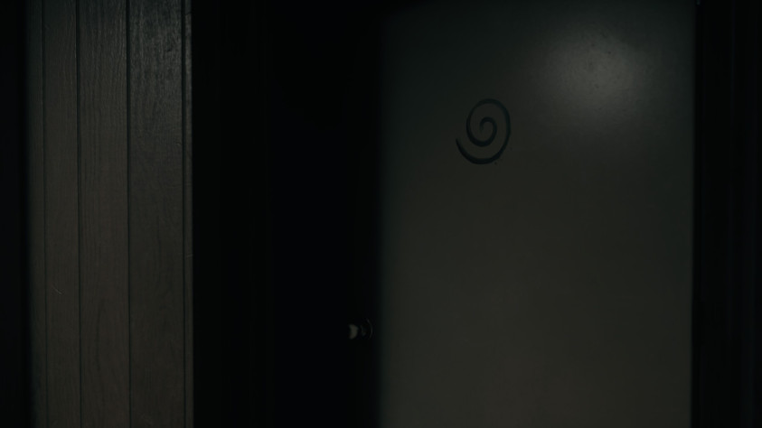 На дверях в другой части коридора — только символы. Покопавшись в файлах, игроки нашли их обозначения: чёрная и белая пирамиды, спираль, символизирующая обитель, символ Control 2, пока неназванный проект Remedy с рабочим названием Vanguard, а также изображение дверей.