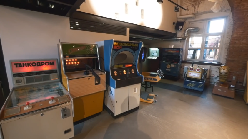 Так выглядели игровые автоматы в 90-ые в нашей стране. С Вас 15 копеек.