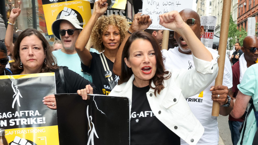 Президент&amp;nbsp;SAG-AFTRA Фрэн Дрешер (в центре с чёрным плакатом в руке) на пикете в Нью-Йорке.
