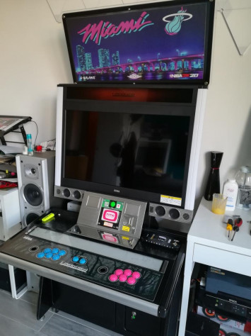 Игровой автомат Sega Linbergh без элементов внешнего оформления.
