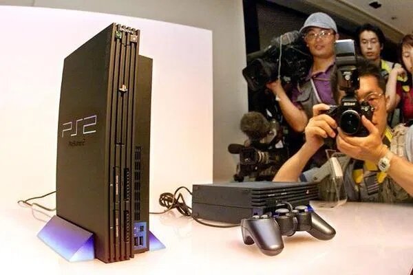 PlayStation 2 во время анонса в марте 1999 года, за несколько месяцев до старта продаж Dreamcast в США