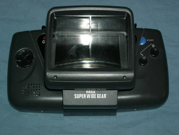 Линза для увеличения размера экрана была одной из некоторых&amp;nbsp; дополнительных аксессуаров для Game Gear
