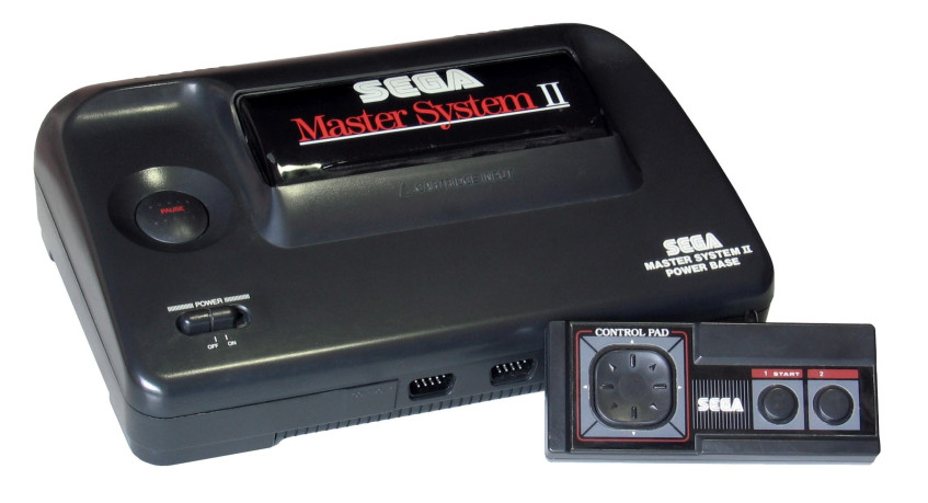 Master System II - уменьшенная и более дешевая версия, которую Sega будет выпускать чуть ближе к 1990 году.