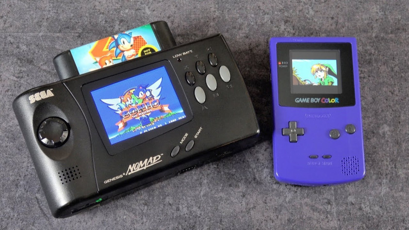 Sega Nomad против Game Boy Color. На мой личный взгляд - приставка от Nintendo выглядит более эстетично и портативно!
