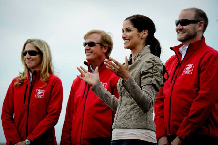 В красных куртках слева направо: Лиз Хэлидей, Томми Кенделл, Дэнни Салливан. Хоть кого-то узнали?
