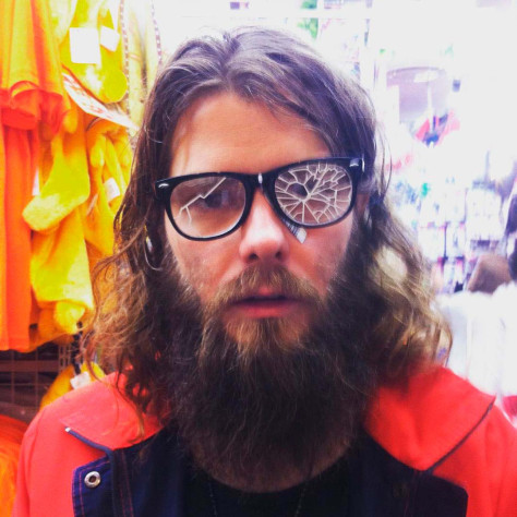 Никлас с очками из магазина с мерчом
