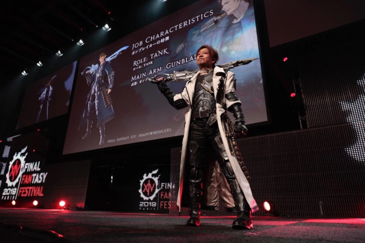 Naoki Yoshida в роли короля Final Fantasy косплеит класс Gunbreaker
