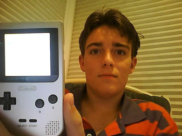 Шестнадцатилетний Лаки и&amp;nbsp;модифицированный им&amp;nbsp;Game Boy Pocket.