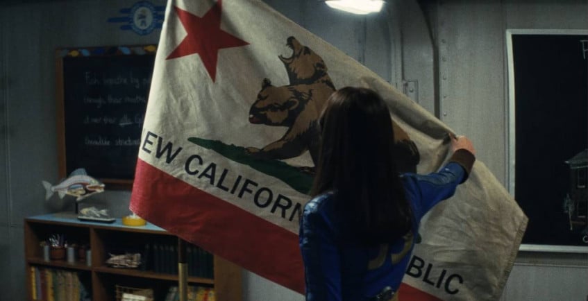 Главная героиня смотрит на&amp;nbsp;флаг Новой Калифорнийской Республики.