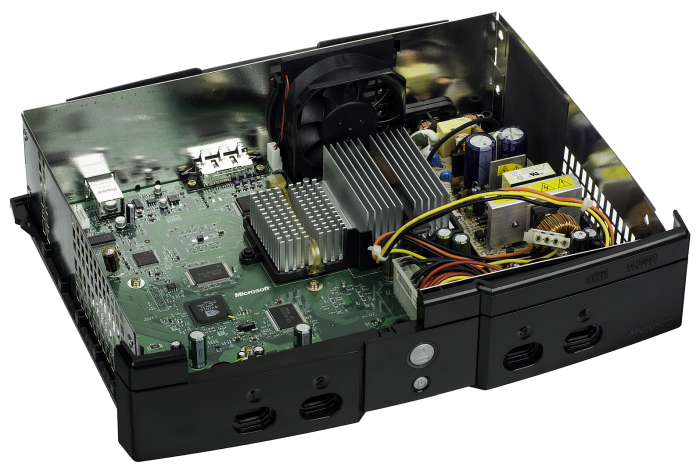 Xbox-коробка первой ревизии со&amp;nbsp;снятыми IDE-шлейфом, DVD-дисководом и&amp;nbsp;салазками под жесткий диск.