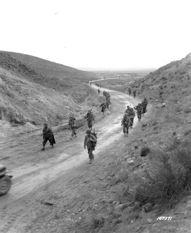 2-й батальон 16-го полка идёт через первал Кассерин. 26&amp;nbsp;февраля 1943 год