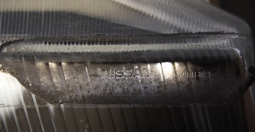 Надпись Nissan под слоем клея от&amp;nbsp;карбоновой накладки