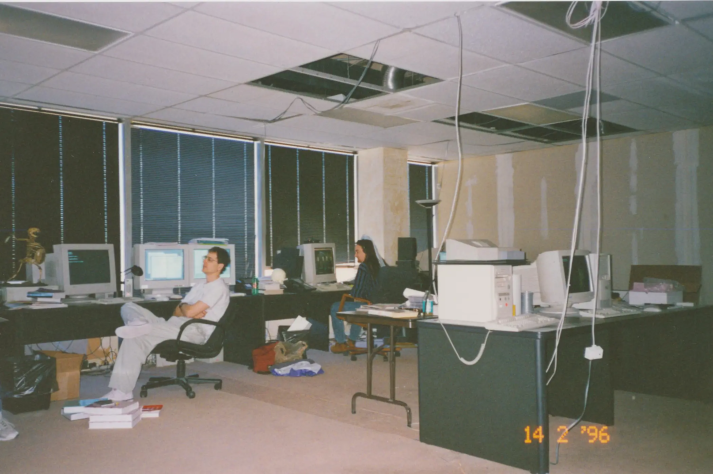 Майкл Абраш и Адриан Кармак за работой над Quake в 1996-м году. Адриан Кармак – один из четырёх учредителей id Software, наряду с Томом Холлом, Джоном Ромеро и Джоном Кармаком. С Джоном они просто однофамильцы