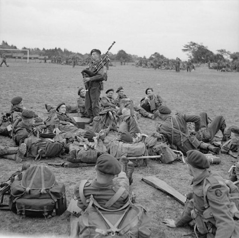 Июнь 1944 года. Все в беретах, а на плечах хорошо видны шевроны.