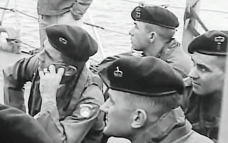 Бойцы US Army SF 1956 год. Береты под запретом, но парням плевать.