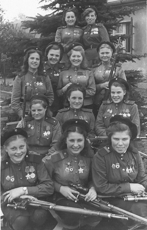 Девушки-снайперы 3-й ударной армии, 1-й Белорусский фронт. 4 мая 1945 года.